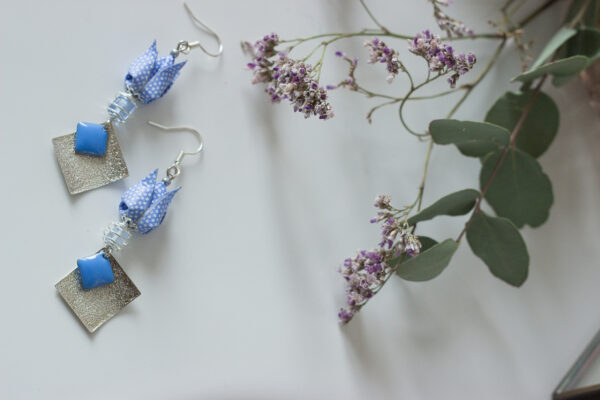 boucles d'oreilles origami fleur de lotus bleu à pois blanc argent clémica